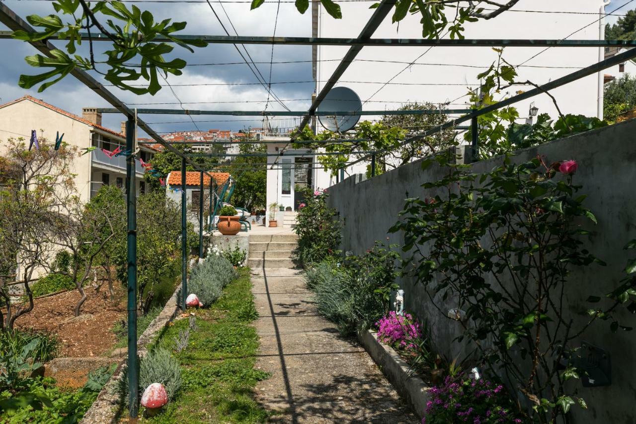 Mini Apartment Petra - Rooms Purple & Green With Kitchen And Garden Dubrovnik Exteriör bild